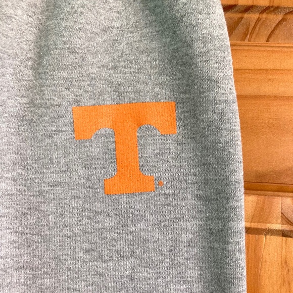 Boy’s size 18-20 Soffe University of Tennessee gray sweatpants with UT emblem - Picture 4 of 8
